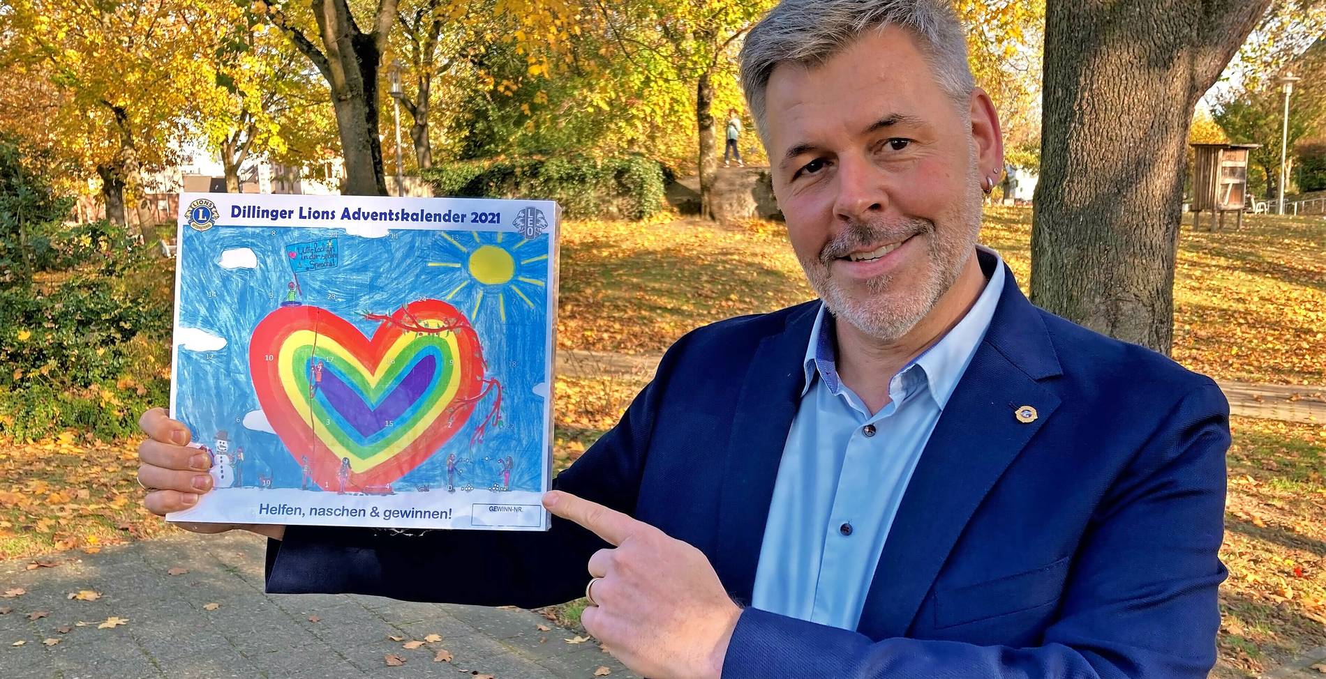 Ralf Brockenauer, Präsident des Lions Club Dillingen, präsentiert den Lions Adventskalender, mit dem der Verein für den guten Zweck sammelt